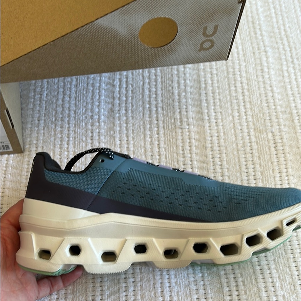 On Cloud running women’s Blue Athletic Shoes cloudmonster